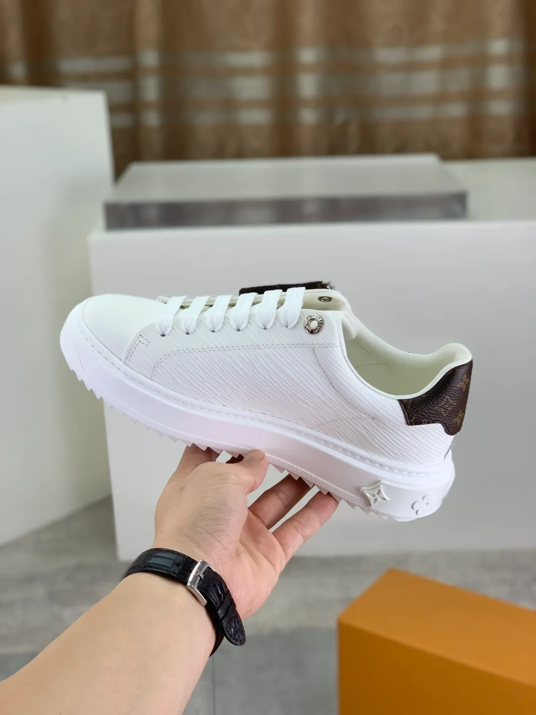 Men's men's shoes 💰P700 new style 💶 top version [LOUIS VUITTON] couple 🧑‍🤝‍🧑 craft style counter series (original order) new style 🍀LV Louis Vuitton - top version LV classic high-top trendy shoes! Made of imported original craft calfskin, original breathable lining, and original wear-resistant, lightweight, high-end TPU outsole! High quality products! 3️⃣ colors are available, size: female 35-39, male 39-44 (female 40, male 45 customized)